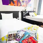 Отель Rezz Temple Bar, 3*